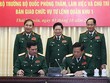 Đại tướng Ngô Xuân Lịch và lãnh đạo Tổng cục Kl991.com tải ứng dụng, Bộ Tổng Tham mưu chứng kiến Lễ ký Biên bản bàn giao Tư lệnh Quân khu 1 giữa Trung tướng Trần Hồng Minh và Thiếu tướng Nguyễn Hồng Thái. Ảnh BQP.