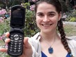 Elana Mugdan và điện thoại “cục gạch” mà cô sử dụng trong một năm rời xa smartphone.