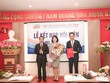 Bà Hoàng Thị Mai Thảo, Chủ tịch HĐTV SHBFinance; ông Đinh Quang Huy, Tổng giám đốc SHBFinance nhận quyết định kết nạp Hội viên