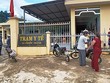 Các nạn nhân được đưa đến cấp cứu ở Trạm Y tế xã Phước Thành. Ảnh: Đại Hiệp.