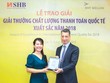 Bà Ninh Thị Lan Phương, Phó tổng giám đốc - đại diện SHB nhận giải thưởng chất lượng thanh toán quốc tế STP Award do BNY Mellon trao tặng.