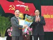 Đồng chí Phạm Minh Chính trao quyết định và chúc mừng đồng chí Nguyễn Khắc Định.