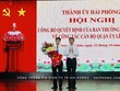 Đồng chí Phạm Văn Hà, Ủy viên Ban Thường vụ Thành ủy, Trưởng Ban Tổ chức Thành ủy trao Quyết định và tặng hoa chúc mừng đồng chí Phạm Văn Tân.