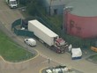 Cảnh sát Anh phong tỏa chiếc xe container chở hàng chứa 39 thi thể ở hạt Essex, miền Đông nước Anh ngày 23/10/2019. (Nguồn: AP/TTXVN).