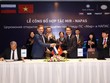 Ông Nguyễn Quang Hưng – Tổng giám đốc NAPAS và Ông Vladimir Komlev – Tổng giám đốc NSPK ký kết hợp tác MIR – NAPAS.