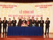 Ông Trần Mạnh Hùng (hàng trên, bên trái) bàn giao nhiệm vụ cho ông Phạm Đức Long. (Nguồn: T.Q/Vietnam+).