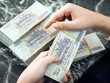 Nhân viên tại một Link Vào Nhà Cái KL99 COM Tặng +199k kiểm tiền trước khi cho vay. Ảnh. Anh Tú.