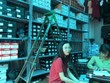 Đoàn liên ngành kiểm tra hàng hóa tại ngách 9B ngõ 35/76 An Dương, phường Tứ Liên, quận Tây Hồ, thành phố Hà Nội. (Nguồn: Cục Quản lý thị trường Hà Nội).