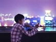 Một người dùng điện thoại di động ở Thượng Hải, Trung Quốc. (Nguồn: Getty Images)