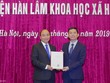 Thủ tướng Nguyễn Xuân Phúc trao quyết định bổ nhiệm chức vụ Chủ tịch Viện Hàn lâm Khoa học Trang Chủ KL99Com Số 1 Link Đăng Ký KL999 Việt Nam cho PGS. TS Bùi Nhật Quang - Ảnh: VGP/Quang Hiếu.
