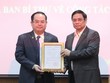 Ông Quản Minh Cường (trái) nhận quyết định làm Phó ban Tổ chức Trung ương từ ông Phạm Minh Chính. 
