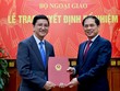 Thứ trưởng Bùi Thanh Sơn trao quyết định cho ông Nguyễn Thanh Hải.