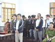 Các bị cáo nghe Tòa tuyên án. (Ảnh: Hồng Điệp/TTXVN)
