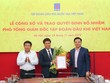 Lãnh đạo PVN trao quyết định bổ nhiệm và chúc mừng tân Phó Tổng Giám đốc Nguyễn Văn Mậu.