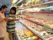 Người tiêu dùng mua thịt lợn tại siêu thị Hapro Mart Thanh Xuân, Hà Nội. (Ảnh: TTXVN)