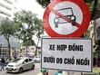 Nhiều tuyến đường cấm xe hợp đồng dưới 9 chỗ song cơ quan chức năng khó phát hiện để xử lý.