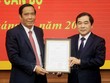 Đồng chí Nguyễn Thanh Bình trao quyết định cho đồng chí Nguyễn Tiến Thành.