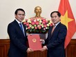 Thứ trưởng Bùi Thanh Sơn trao quyết định cho đồng chí Nguyễn Văn Trung.