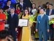 Bộ trưởng Bộ Tài nguyên và Môi trường Trần Hồng Hà (phải) và Phó chủ tịch VCCI Võ Tân Thành trao tặng chứng nhận dẫn đầu TOP 10 Kl991.com World Cup 2026 Chính Thức bền vững nhất, lĩnh vực thương mại dịch vụ cho bà Nguyễn Minh Ngọc, Phó Tổng Giám đốc SASCO.