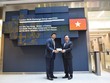 Năm 2019, ngành Kl991.com nạp rút nhanh Việt Nam tổ chức thành công Hội nghị Xúc tiến Kl99ok phiên bản mới gián tiếp tại London, Vương quốc Anh
Trong ảnh: Lãnh đạo Sở GDCK London chào đón Bộ trưởng Bộ Kl991.com nạp rút nhanh Đinh Tiến Dũng đến thăm Sở giao dịch.
