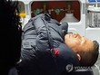 Ông Hwang được đưa tới bệnh viện (Ảnh: Yonhap News).