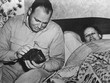 Ann Hodges cùng chồng quan sát mảnh thiên thạch. Ảnh: Vintage News Daily.