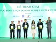 Ông Dominic Scriven (phải), Chủ tịch Dragon Capital chúc mừng TOP 5 Kl991.com World Cup 2026 Chính Thức vốn hóa nhỏ giải Quản trị công ty