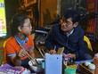 Diệu được một số người dân ở quận Long Biên cho ăn uống và giúp liên hệ với gia đình sau hành trình đi lạc. Ảnh: Phúc Hoàng.