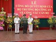 Trung tướng Lương Tam Quang trao quyết định và chúc mừng Đại tá Lê Văn Tuyến và Đại tá Hồ Văn Mười.