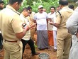 B Rathnakaran Pillai gặp may khi đào được hũ tiền cổ sau khi trúng số. Ảnh: News Minute.
