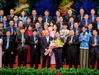 Thủ tướng Nguyễn Xuân Phúc tặng hoa chúc mừng Ủy ban Trung ương Hội Liên hiệp thanh niên Việt Nam khóa VIII.