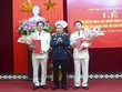 Phó Viện trưởng VKSND Tối cao Bùi Mạnh Cường trao quyết định bổ nhiệm cho ông Nguyễn Hoài Nam (phải) và Lê Xuân Hùng (trái).