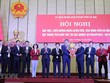 Chủ tịch Ủy ban Nhân dân thành phố Hà Nội Nguyễn Đức Chung tặng hoa, chúc mừng các bộ môn của đoàn thể thao Việt Nam. (Ảnh: Lâm Khánh/TTXVN)
