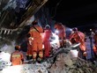 Lực lượng cứu hộ tìm kiếm nạn nhân dưới đống đổ nát của ngôi nhà bị đổ sập sau trận động đất ở tỉnh Tứ Xuyên, Trung Quốc, ngày 18/6/2019. (Ảnh: AFP/TTXVN)