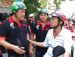 Chủ tịch Tân Hiệp Phát (bìa trái) theo chân đội ngũ bán hàng đến chào hàng tại từng đại lý.