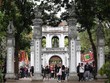 Du khách tham quan Văn Miếu-Quốc Tử Giám. (Ảnh: Trọng Đạt/TTXVN)