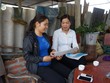 Nhân viên đại lý Bưu điện vận động người dân tham gia BHXH tự nguyện (Ảnh minh hoạ)