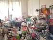 Người đàn ông bất ngờ khi mua phải ngôi nhà “ngập đầu” toàn rác