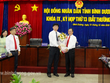 Ông Trần Văn Nam (phải), Ủy viên Trung ương Đảng, Bí thư Tỉnh ủy Bình Dương tặng hoa chúc mừng ông Nguyễn Thanh Trúc. Ảnh: Cổng TTĐT Bình Dương.
