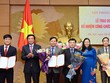 Lãnh đạo Văn phòng Quốc hội, Ủy ban Tư pháp trao quyết định và chúc mừng các cán bộ được bổ nhiệm.