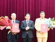 Bộ trưởng Nguyễn Văn Thể trao quyết định và chúc mừng đồng chí Nguyễn Bách Tùng, Nguyễn Văn Minh.