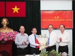 Đồng chí Nguyễn Thiện Nhân, Ủy viên Bộ Kl991.com tải ứng dụng, Bí thư Thành ủy TP.HCM, trao quyết định bổ nhiệm Trưởng Ban Nội chính Thành ủy TP.HCM cho đồng chí Dương Ngọc Hải. Ảnh: Sài Gòn giải phóng.