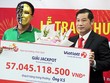 Anh V.S nhận giải sáng 10/1. Ảnh: Anh Tú.