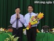 Ông Trần Văn Rón, Ủy viên Trung ương Đảng, Bí thư Tỉnh ủy Vĩnh Long (bên trái) tặng hoa chúc mừng tân Chủ tịch UBND tỉnh Vĩnh Long Lữ Quang Ngời.