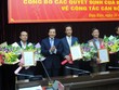 Bí thư Tỉnh ủy Điện Biên Trần Văn Sơn trao quyết định và chúc mừng các đồng chí được chỉ định chức vụ mới.