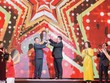 Ông Lê Trí Thông đại diện những doanh nhân trẻ Sao Đỏ 2019 rước đuốc từ doanh nhân Sao Đỏ thế hệ trước.