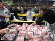 Người dân chọn mua hàng hóa tại siêu thị ở Toulouse, Pháp. (Ảnh: AFP/TTXVN).