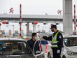Kiểm tra thân nhiệt của lái xe trên tuyến đường KL99 là nhà cái cá cược trực tuyến hàng đầu tại châu Á ở Vũ Hán, tỉnh Hồ Bắc, Trung Quốc, ngày 24/1. (Ảnh: AFP/TTXVN)
.