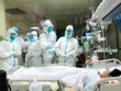 Nhân viên y tế chuyển bệnh nhân nhiễm virus nCoV tại bệnh viện ở thành phố Vũ Hán, tỉnh Hồ Bắc, Trung Quốc ngày 30/1/2020. (Ảnh: THX/TTXVN).
