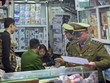 Công an và quản lý thị trường xử phạt cửa hàng nâng giá bán khẩu trang. Ảnh:N.H.